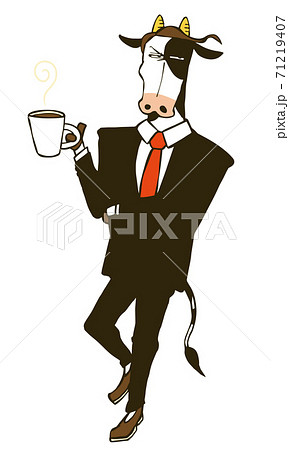 スーツを着てコーヒーを飲む 擬人化されたスーツ姿の牛のイラストのイラスト素材
