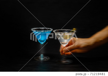 カクテル　Pictures of beautifully colored cocktails 71219481