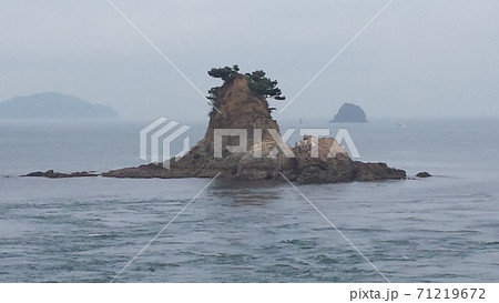 愛媛県松山市沖に浮かぶ初夏の四十島(別名ターナー島)【5月】 愛媛県松山市沖に浮かぶ初夏の四十島(別名ターナー島)【5月】 71219672