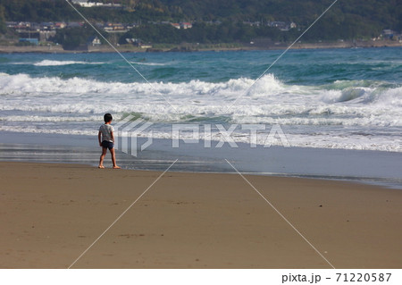 水遊びする子供 71220587