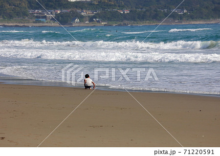 水遊びする子供 71220591