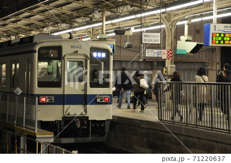 東武野田線 大宮駅に停車中の普通列車 8000系 の写真素材