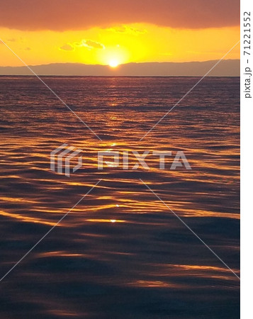 元旦の江島大橋から眺める伊豆半島に沈む年明け初の夕陽【1月】 元旦の江島大橋から眺める伊豆半島に沈む年明け初の夕陽【1月】 71221552