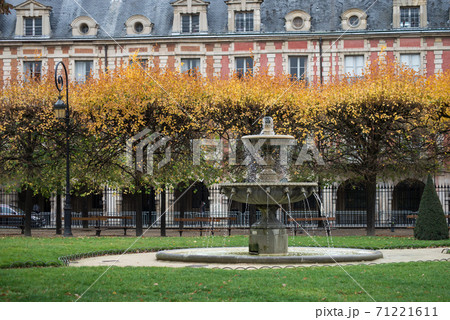 view of stoned fountain in vosges square in Paris by autumn view of stoned fountain in vosges square in Paris by autumn 71221611