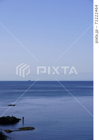 海と釣り人 青空バック 海と釣り人 青空バック 71222464