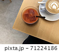 カフェラテと野菜ジュース 71224186