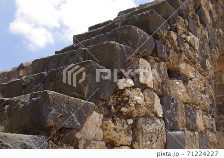 【ヨルダン】イルビッド、ウンムカイス遺跡の石を積み上げてできた石段 71224227