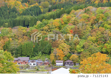 秘境 秋山郷の紅葉の写真素材