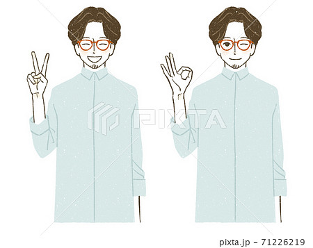 笑顔の男性-ピース-OKサイン 71226219