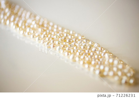 パールネックレスのアップと白バックとコピースペース 71226231