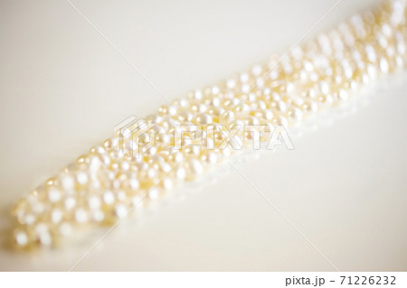 パールネックレスのアップと白バックとコピースペース 71226232