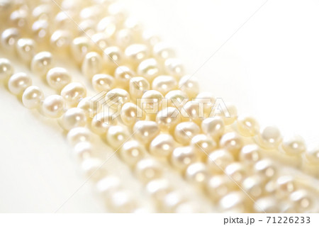 パールのアップと白バックとコピースペース パールのアップと白バックとコピースペース 71226233
