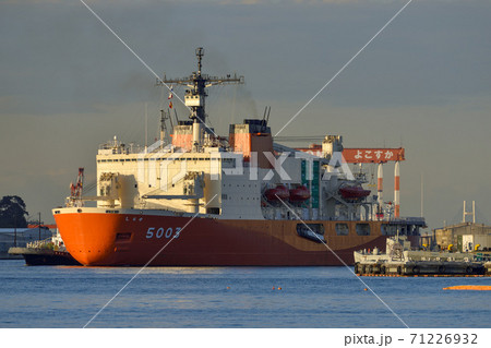 夕方の横須賀【2020年秋】入港中の砕氷艦しらせ 71226932