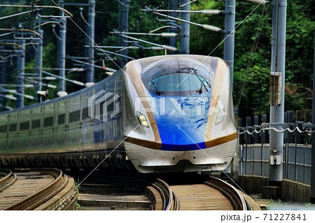 峠の駅『安中榛名』を行き交う北陸新幹線 E7系 71227841