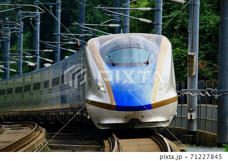 峠の駅『安中榛名』を行き交う北陸新幹線 E7系 71227845