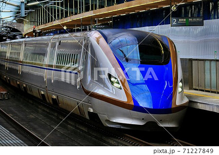 峠の駅『安中榛名』を行き交う北陸新幹線 E7系 峠の駅『安中榛名』を行き交う北陸新幹線 E7系 71227849
