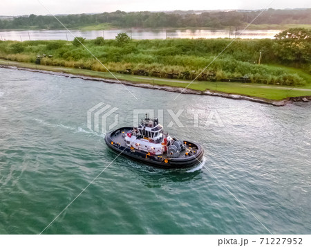 The patrol Panamanian tug boat guiding ships 71227952