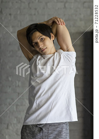 ストレッチする若い男性 71228532