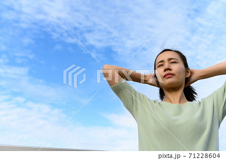空を見上げる女性 71228604