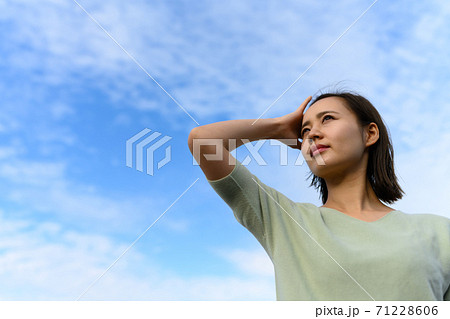空を見上げる女性の写真素材 [71228606] - PIXTA