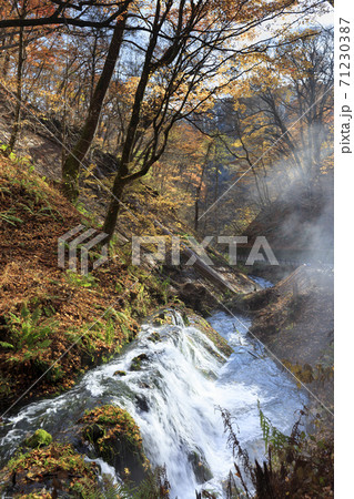 紅葉した秋の軽井沢 白糸の滝の写真素材