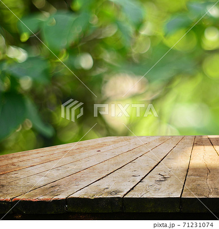 Empty table 71231074