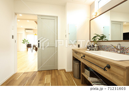 デザイナーズハウスのお洒落な洗面化粧台とLDKへの動線 71231603