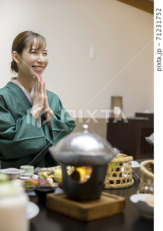 いただきますをして旅館の夕飯を食べる女性客　女子旅　GoToトラベルイメージ 71231752