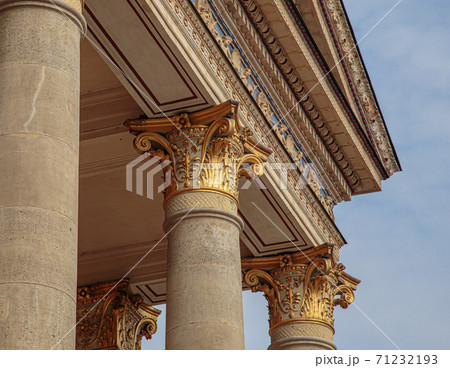 Top part of pillar, Greek-style columns with golden top 71232193
