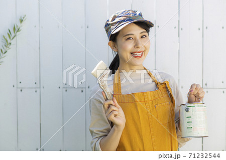 ペンキを塗るDIY女子 71232544