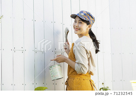 ペンキを塗るDIY女子 71232545