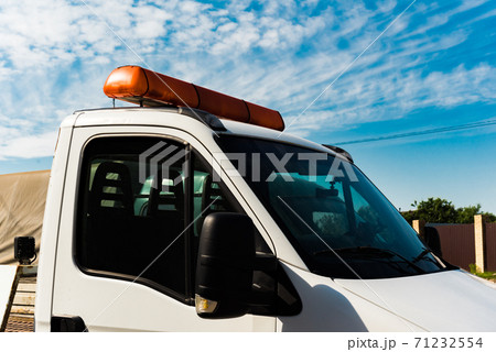 Vehicles with a yellow flashing light 71232554