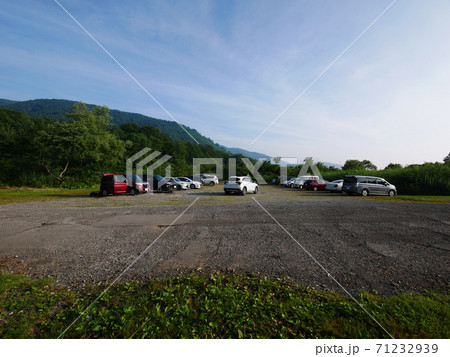 新潟県湯沢町の苗場山 秡川コースの登山口にある駐車場 新潟県湯沢町の苗場山 秡川コースの登山口にある駐車場 71232939