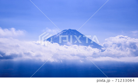 （山梨県）雲の上に浮かぶ富士山 71233064