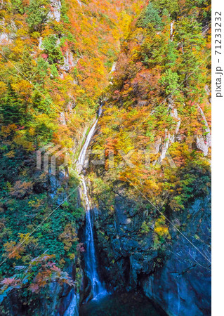 紅葉の風鼻滝（縦） 71233232