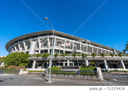 日本の横浜都市景観 青空に映える日産スタジアムを望む 日本の横浜都市景観 青空に映える日産スタジアムを望む 71235428