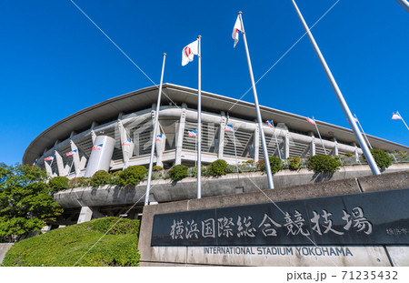 日本の横浜都市景観　青空に映える日産スタジアムを望む 71235432