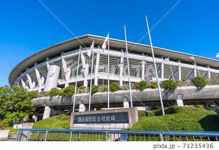 日本の横浜都市景観　青空に映える日産スタジアムを望む 71235436