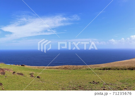 イースター島、オロンゴから海の眺め イースター島、オロンゴから海の眺め 71235676