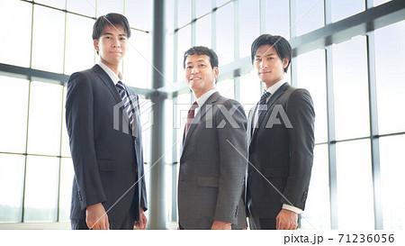 世代の異なる3人のビジネスマン 世代の異なる3人のビジネスマン 71236056