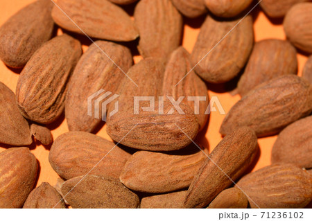 Almonds Almonds 71236102