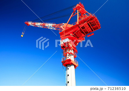 青空と建設機械 重機タワークレーン 青空と建設機械 重機タワークレーン 71236510