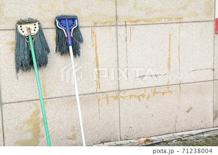 モップが立てかけられた壁（韓国） 71238004