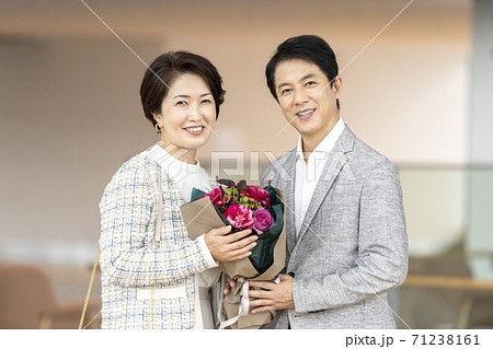 ミドルの夫婦　ポートレート 71238161