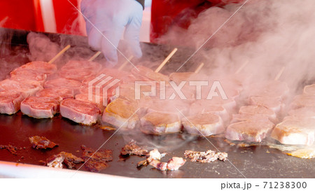 厚切り牛タンの串焼きのライブクッキング!モウモウと立ち上る煙が食欲をそそる 厚切り牛タンの串焼きのライブクッキング!モウモウと立ち上る煙が食欲をそそる 71238300
