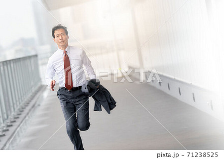 全力で走るシニアビジネスマン 全力で走るシニアビジネスマン 71238525