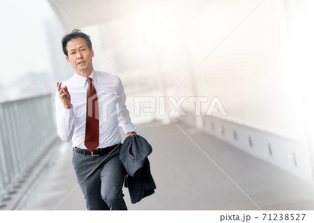 全力で走るシニアビジネスマン 71238527