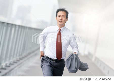 全力で走るシニアビジネスマン 71238528