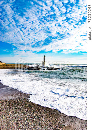 茨城県大洗町の海にある秋空の下の磯浜灯柱 71239248