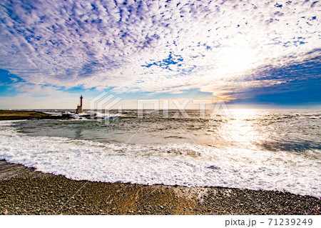 茨城県大洗町の海にある秋空の下の磯浜灯柱 71239249